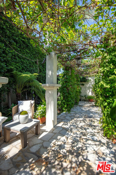 703 Walden Drive, Beverly Hills CA: https://media.crmls.org/mediaz/b6d32119-4d3e-4cfb-a165-2390d3e00cbe.jpg
