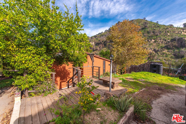19511 Sunken Trail, Topanga CA: https://media.crmls.org/mediaz/b6d34fbe-b591-4843-9ef6-845267527ddc.jpg
