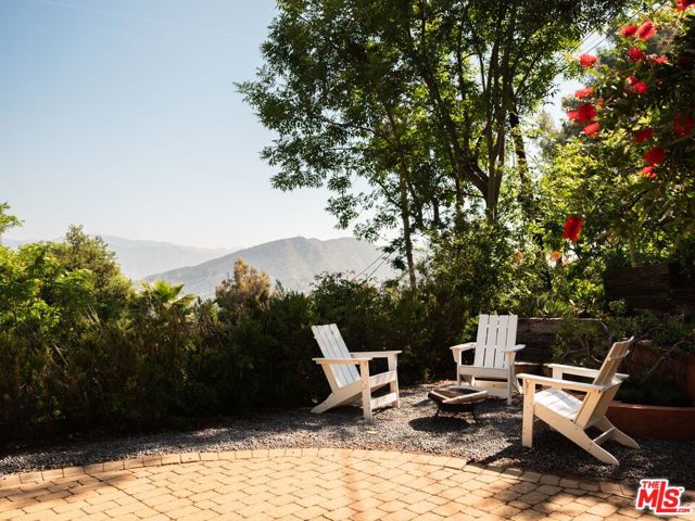 7349 Pacific View Drive, Los Angeles CA: https://media.crmls.org/mediaz/b6d38e4b-872f-4248-abc3-4046aa252a91.jpg
