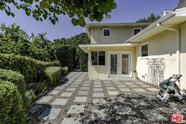 2250 Betty Lane, Beverly Hills CA: https://media.crmls.org/mediaz/b6d49ca1-0300-4872-a725-0f3f3c4e3924.jpg
