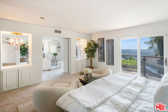 8004 Oceanus Drive, Los Angeles CA: https://media.crmls.org/mediaz/b6d5738a-a097-4fe1-b114-91e5ba32abec.jpg