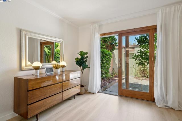 1105 Fontana Dr, Alameda CA: https://media.crmls.org/mediaz/b6d595af-6b6e-43ea-abf3-d913b4921f82.jpg