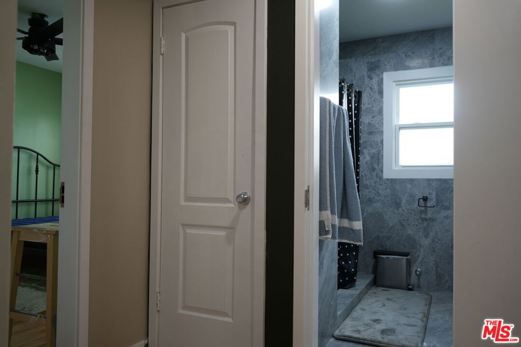 https://media.crmls.org/mediaz/b6d59cb6-15a2-447b-92d1-f2afb893ccb5.jpg?preset=X-Large