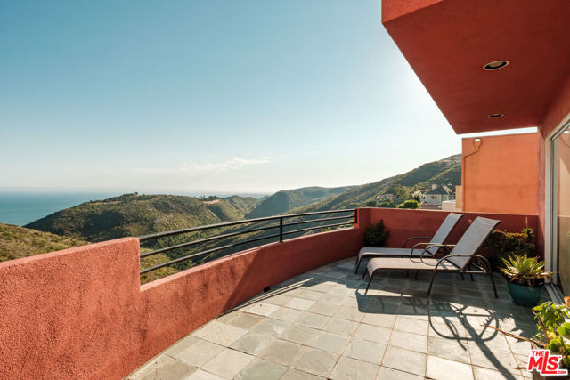 3029 Sequit Drive, Malibu CA: https://media.crmls.org/mediaz/b6d5bcae-a5ae-433a-a931-7a38dc4db909.jpg