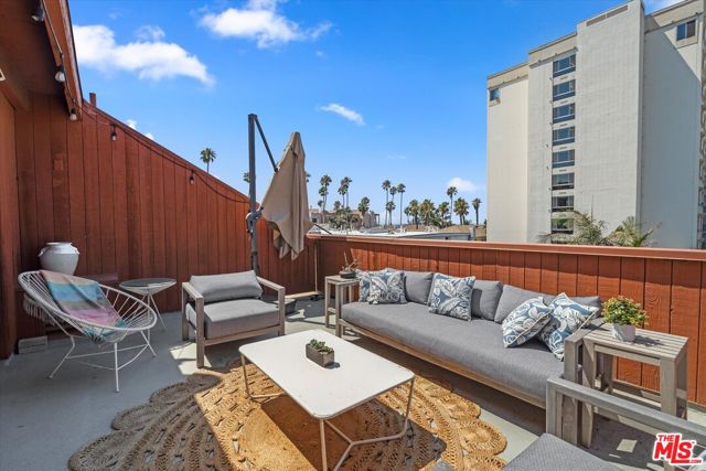2108 Neilson Way, Santa Monica CA: https://media.crmls.org/mediaz/b6d5cce4-30da-4088-9982-3ce63694e457.jpg