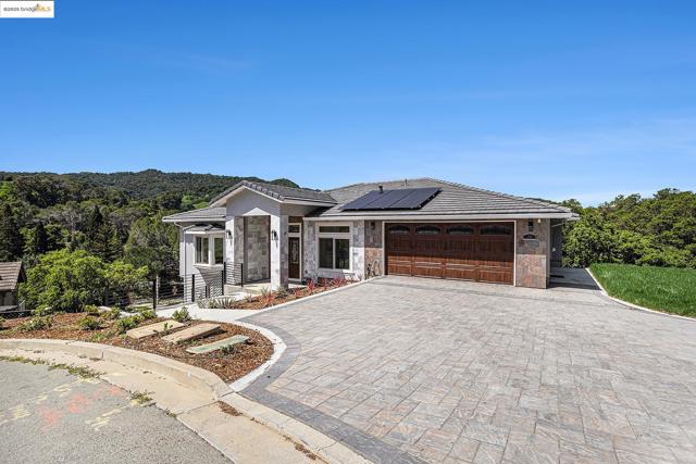 130 Arbor View Ln, Lafayette CA: https://media.crmls.org/mediaz/b6d61141-ac77-4970-9b29-fc0ec8e38968.jpg