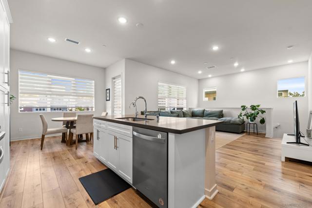 2055 Bravo Loop, Chula Vista CA: https://media.crmls.org/mediaz/b6d674ee-6935-42bd-90dd-504dd792927a.jpg