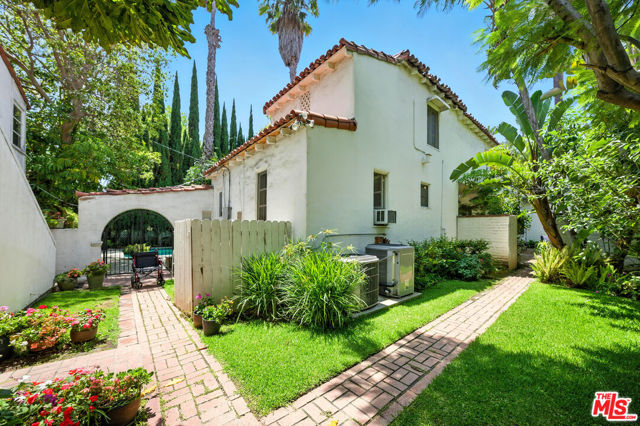 602 N Crescent Drive, Beverly Hills CA: https://media.crmls.org/mediaz/b6d72fc7-33d3-4a03-80f9-fc0200450612.jpg