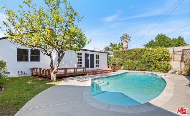 12848 Tiara Street, Valley Village CA: https://media.crmls.org/mediaz/b6d76bd5-89e1-4379-93eb-0675490e3ed7.jpg