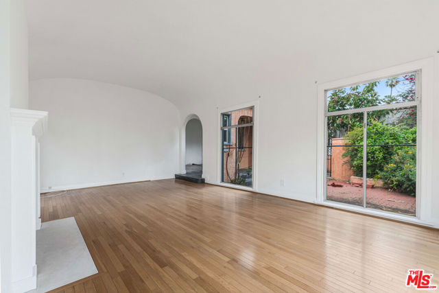 127 S Carson Road, Beverly Hills CA: https://media.crmls.org/mediaz/b6d78840-2960-4e03-8d89-04a8e6cd9dc8.jpg