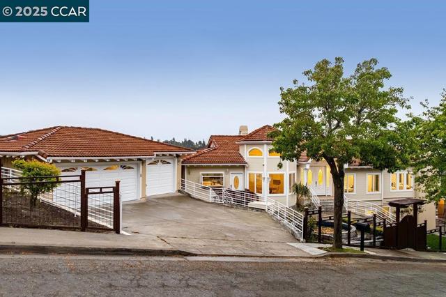 6585 Swainland Rd, Oakland CA: https://media.crmls.org/mediaz/b6d78fb7-9cee-4fa6-bc3c-c80caaa5bab5.jpg