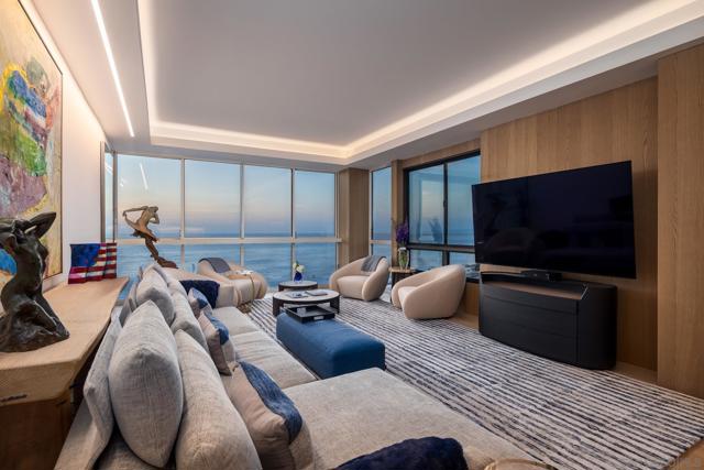 939 Coast Blvd, La Jolla CA: https://media.crmls.org/mediaz/b6d8c8f1-3833-4294-926b-f1582944508f.jpg