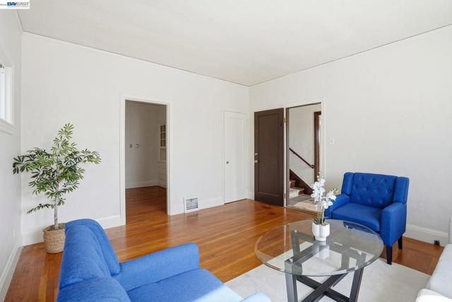 1424 Hampel St, Oakland CA: https://media.crmls.org/mediaz/b6d9e879-ab7e-4389-9ff0-c1c0b5cc7344.jpg