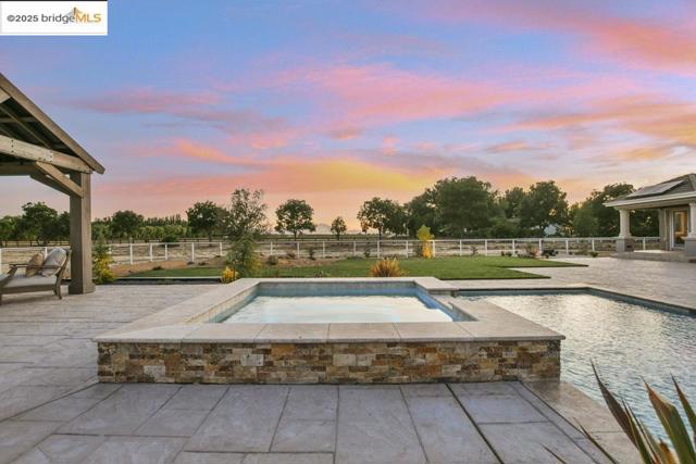 430 Ellisa Ln, Brentwood CA: https://media.crmls.org/mediaz/b6dacd4a-77cc-4c36-8018-282343926351.jpg
