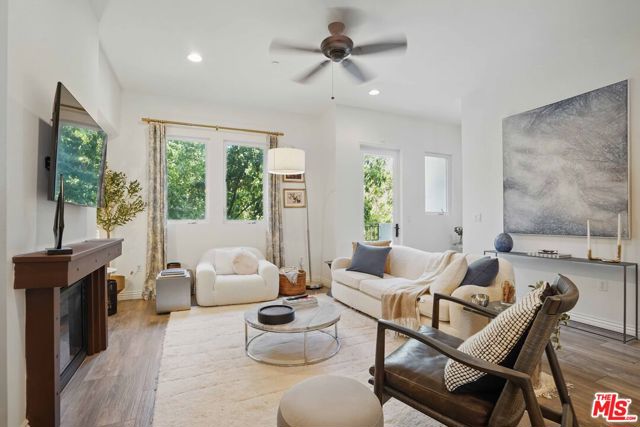 4541 Colfax Avenue, Studio City CA: https://media.crmls.org/mediaz/b6db088d-29b6-411e-9c11-ba5bca285630.jpg