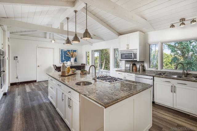 5333 Los Mirlitos, Rancho Santa Fe CA: https://media.crmls.org/mediaz/b6db43bc-5f86-4ed5-baa1-d641fac80e42.jpg