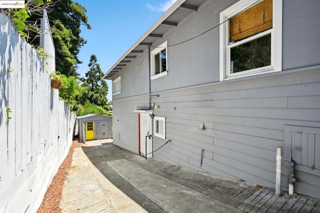 3316 Coolidge Ave, Oakland CA: https://media.crmls.org/mediaz/b6db49be-24f0-4e35-8afc-bb224c9f4087.jpg