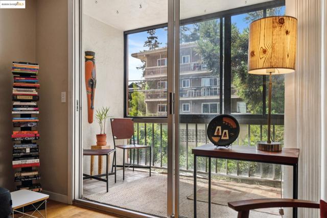 250 Whitmore St, Oakland CA: https://media.crmls.org/mediaz/b6db7ecc-64d8-4c9c-8c70-fbbb2fe39356.jpg