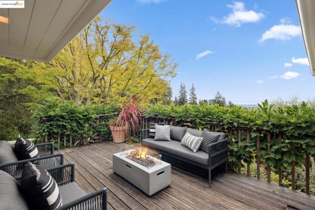 64 Crest Rd, Piedmont CA: https://media.crmls.org/mediaz/b6dbc630-88b9-452b-a80a-acf933afbb28.jpg