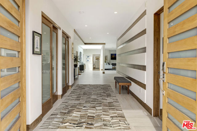 1332 El Hito Circle, Pacific Palisades CA: https://media.crmls.org/mediaz/b6dbd5d1-e698-425c-accf-470a940cc0e2.jpg