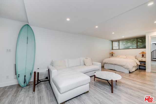 16 Quarterdeck Street, Marina del Rey CA: https://media.crmls.org/mediaz/b6ddb080-1fe9-4392-96d6-4fbaa42fc649.jpg