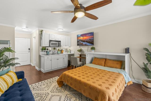 1021 Scott St, San Diego CA: https://media.crmls.org/mediaz/b6de1b56-5582-43f1-bc95-a343806a92a8.jpg