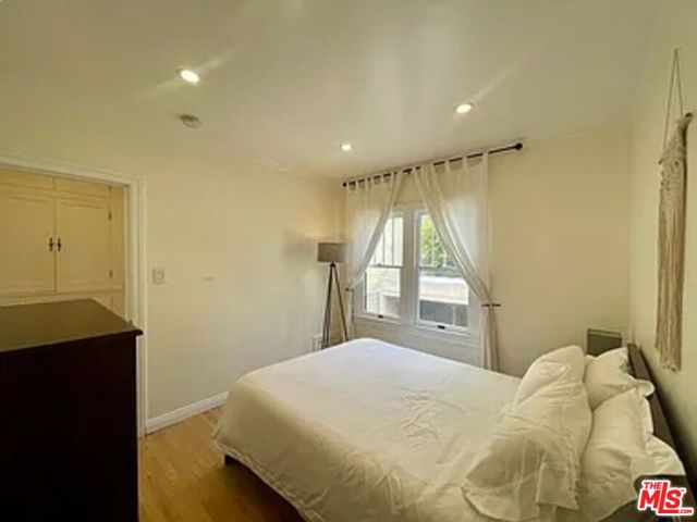 837 5th Street, Santa Monica CA: https://media.crmls.org/mediaz/b6debff3-e63d-4eab-9e2c-71570fc62161.jpg