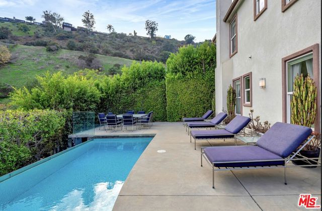 2752 Stone View Court, Los Angeles CA: https://media.crmls.org/mediaz/b6df83e5-a47c-4904-bfc8-5b7efed297f1.jpg