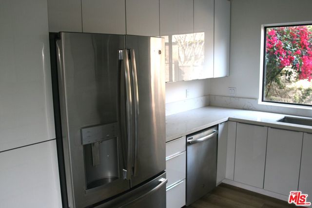 4561 Alla Road, Marina del Rey CA: https://media.crmls.org/mediaz/b6dfd8c1-3741-4b66-a163-d1a47fec746d.jpg