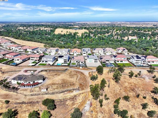 4072 Whitney Vista Ln, Rocklin CA: https://media.crmls.org/mediaz/b6e01ab8-d9be-48fe-8776-25fee605c339.jpg