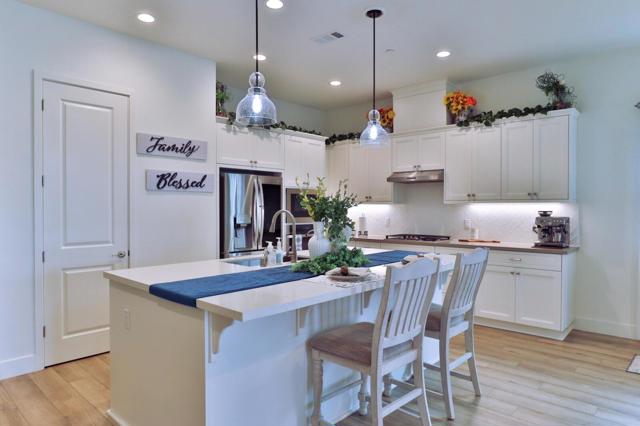 2102 White Oak Drive, Hollister CA: https://media.crmls.org/mediaz/b6e0b28f-c191-4349-a37d-b3b7d53f7166.jpg