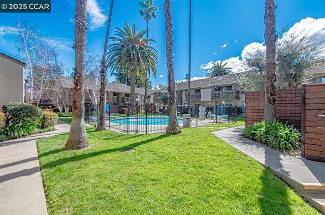 2742 Oak Rd, Walnut Creek CA: https://media.crmls.org/mediaz/b6e10939-063a-4675-bd06-16a4636d99a6.jpg