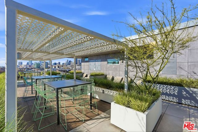 530 S Hewitt Street, Los Angeles CA: https://media.crmls.org/mediaz/b6e14b13-6c2c-4994-80c7-5caf69ecff63.jpg