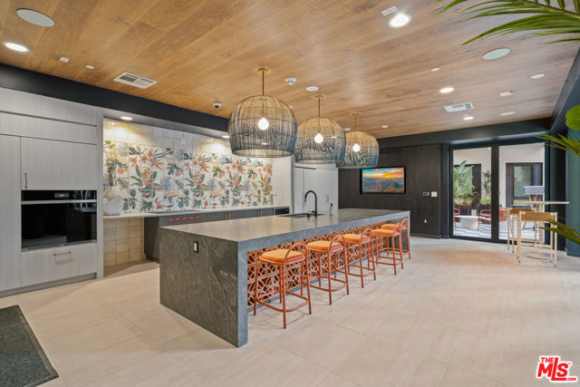 250 E Broadway, Long Beach CA: https://media.crmls.org/mediaz/b6e16b26-088e-4db5-9463-d0e9028ef536.jpg