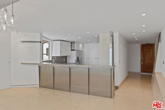 6 Eastwind Street, Marina del Rey CA: https://media.crmls.org/mediaz/b6e18d9c-94c3-442f-bcd6-4ba828c66d0b.jpg