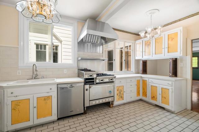 36333635 Webster Street, San Francisco CA: https://media.crmls.org/mediaz/b6e24418-997f-454b-9539-519653779f64.jpg