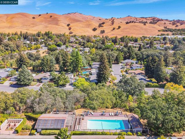 4 Mt Wilson Way, Clayton CA: https://media.crmls.org/mediaz/b6e24ca5-fc2a-4c56-8d32-d6bacf53c79d.jpg