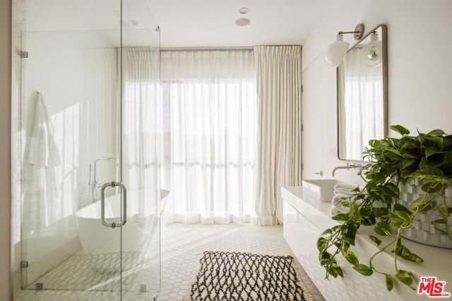 3525 Barry Avenue, Los Angeles CA: https://media.crmls.org/mediaz/b6e4ea8a-f811-4437-a8f2-b74e49492f84.jpg
