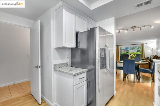 2587 Oak Rd, Walnut Creek CA: https://media.crmls.org/mediaz/b6e4f0af-c21c-4565-81f1-c664d6ee94f3.jpg