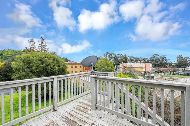 8245 Golf Links Road, Oakland CA: https://media.crmls.org/mediaz/b6e5a7a1-6671-43f3-89bc-0f1d4ca5594a.jpg