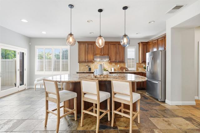 1029 Vista Oak Place, Chula Vista CA: https://media.crmls.org/mediaz/b6e6c29d-6bb3-4c1e-a104-7645d224deb0.jpg