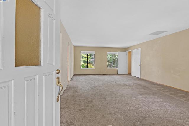 LARGE FAMILY ROOM