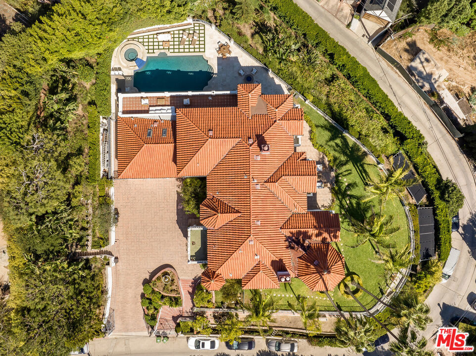 https://media.crmls.org/mediaz/b6e7b541-f698-414f-ae4b-08be7e3d501b.jpg?preset=X-Large
