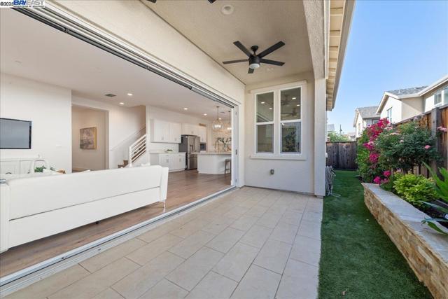 4058 Chalk Hill Way, Dublin CA: https://media.crmls.org/mediaz/b6e814cb-3ab0-4c33-8426-e27747e8dea8.jpg