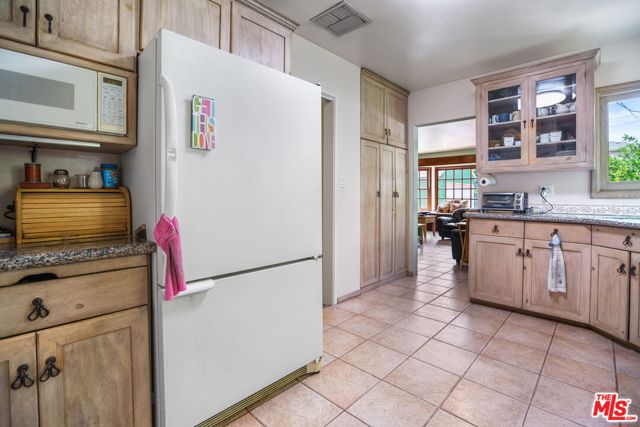 3007 W Clark Avenue, Burbank CA: https://media.crmls.org/mediaz/b6e8347b-ff94-4025-9905-c1016ed30ebc.jpg