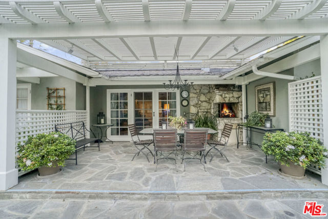 9420 Eden Drive, Beverly Hills CA: https://media.crmls.org/mediaz/b6e935a8-6ce6-4a34-a495-cdb4498b01a4.jpg