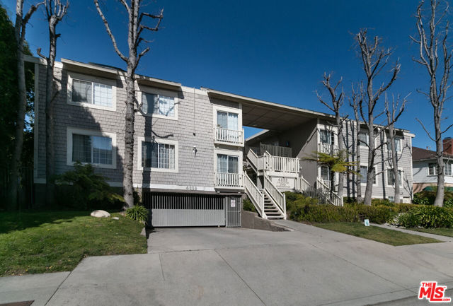 4859 Coldwater Canyon Avenue, Sherman Oaks CA: https://media.crmls.org/mediaz/b6e953d6-3d3e-435b-bee4-d13332a4b7fa.jpg