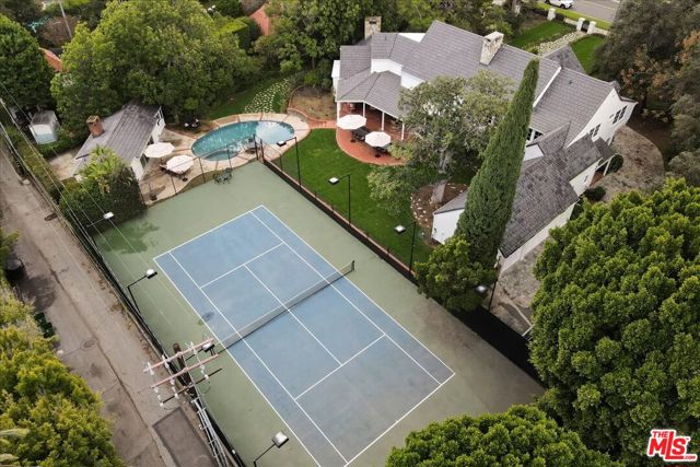 814 Foothill Road, Beverly Hills CA: https://media.crmls.org/mediaz/b6e97180-bbb1-4c0f-a048-807e2c59add1.jpg