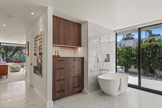 2290 S Yosemite Drive, Palm Springs CA: https://media.crmls.org/mediaz/b6e99020-1fe4-4f67-988c-4bfe04747e6e.jpg