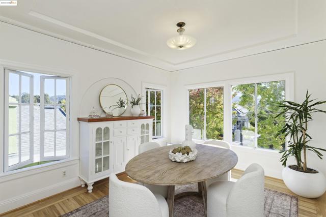 3945 Randolph Ave, Oakland CA: https://media.crmls.org/mediaz/b6e9d6a7-5daf-4b45-97c2-025a7cbe4d07.jpg